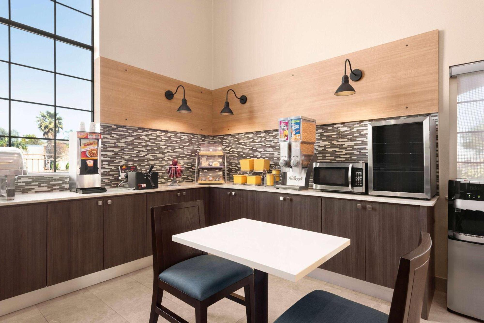 Days Inn & Suites By Wyndham Houston Hobby Airport Luaran gambar